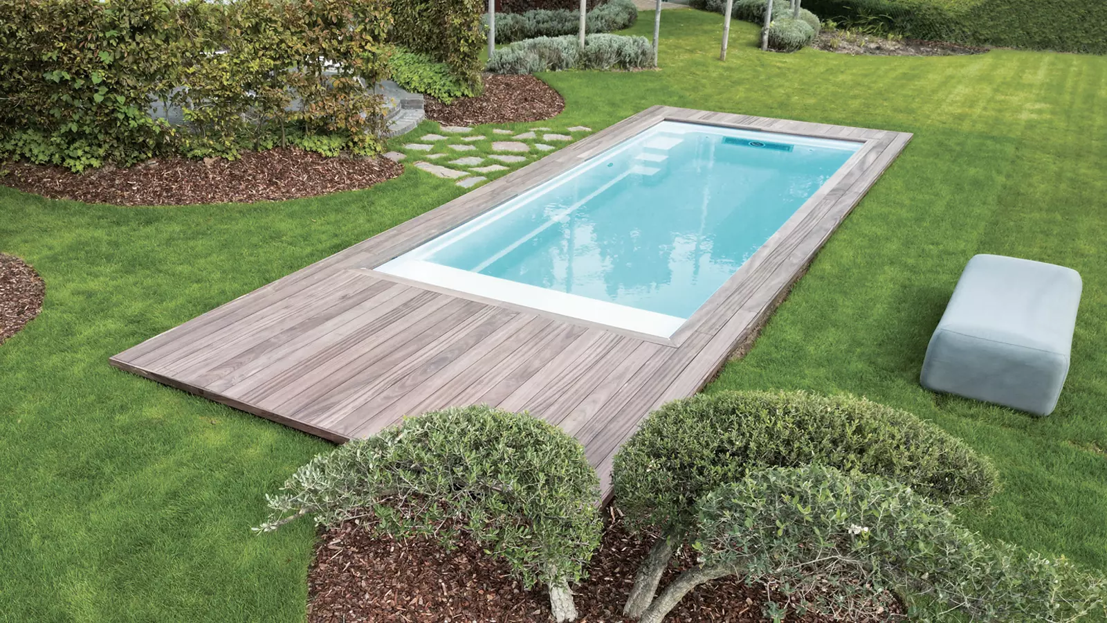 Encore-EU The Encore inground swimming pool model: maximized features. Compact design.